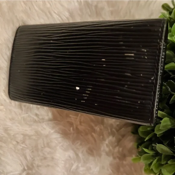 - Louis Vuitton black epi leather key holder - Picture 8 of 9
